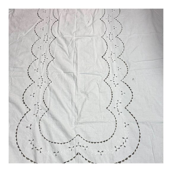 Vintage White Victorian Banquet Tablecloth Heart Floral Cutout Design 67" x 105" - Picture 3 of 5
